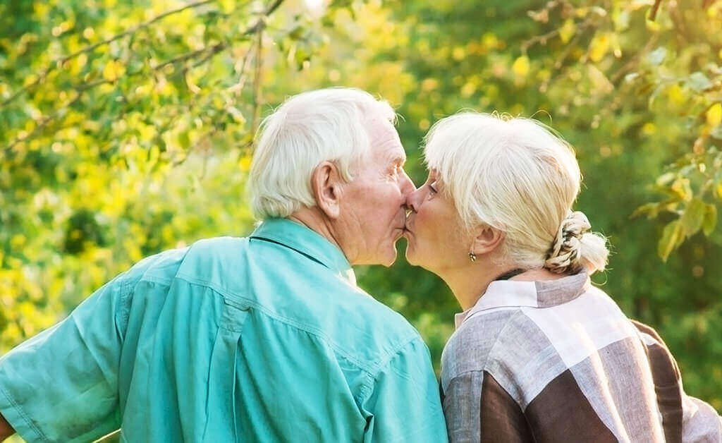 senior couple kissing